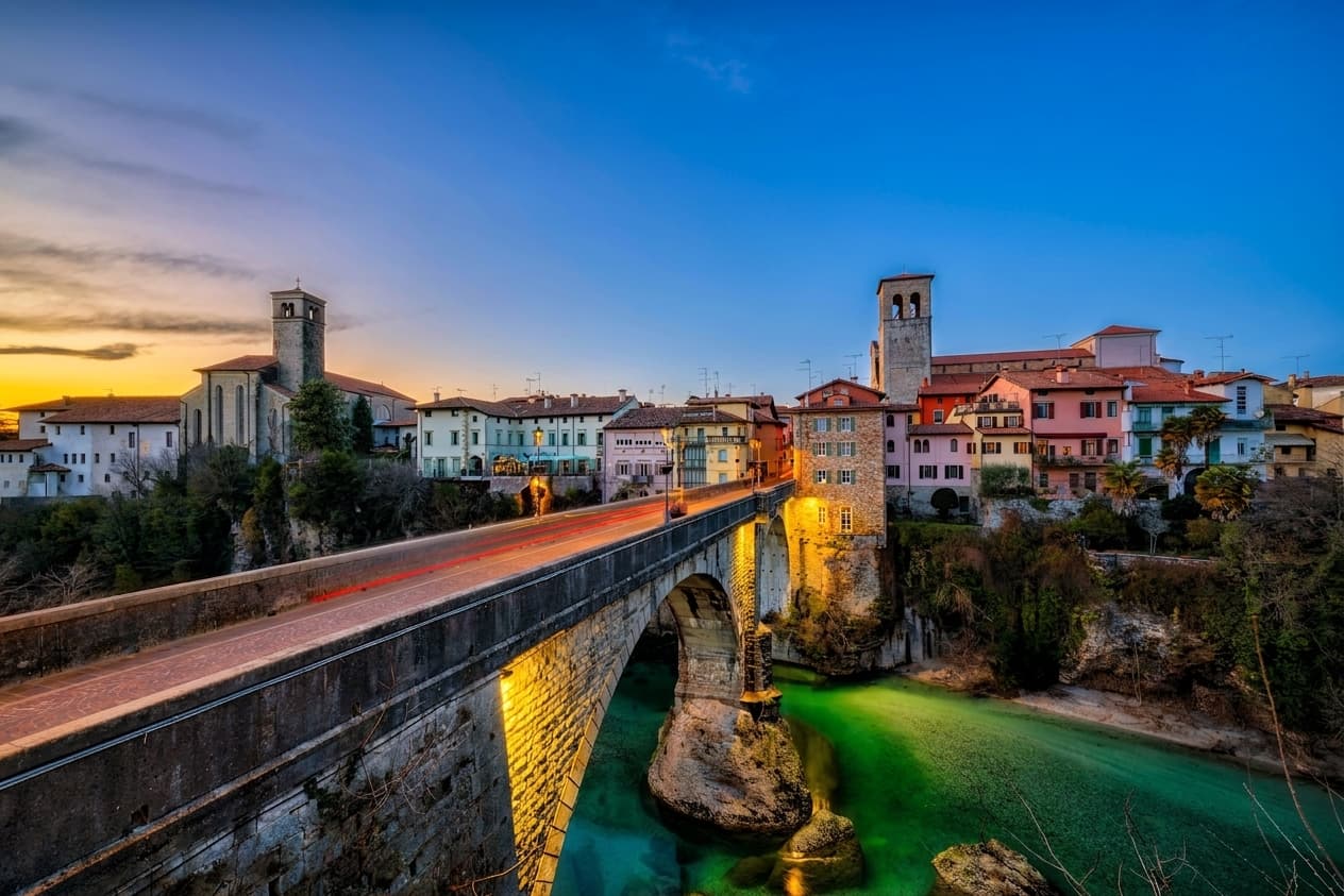 Ponte del Diavolo in Cividale del Friuli bei Abenddämmerung